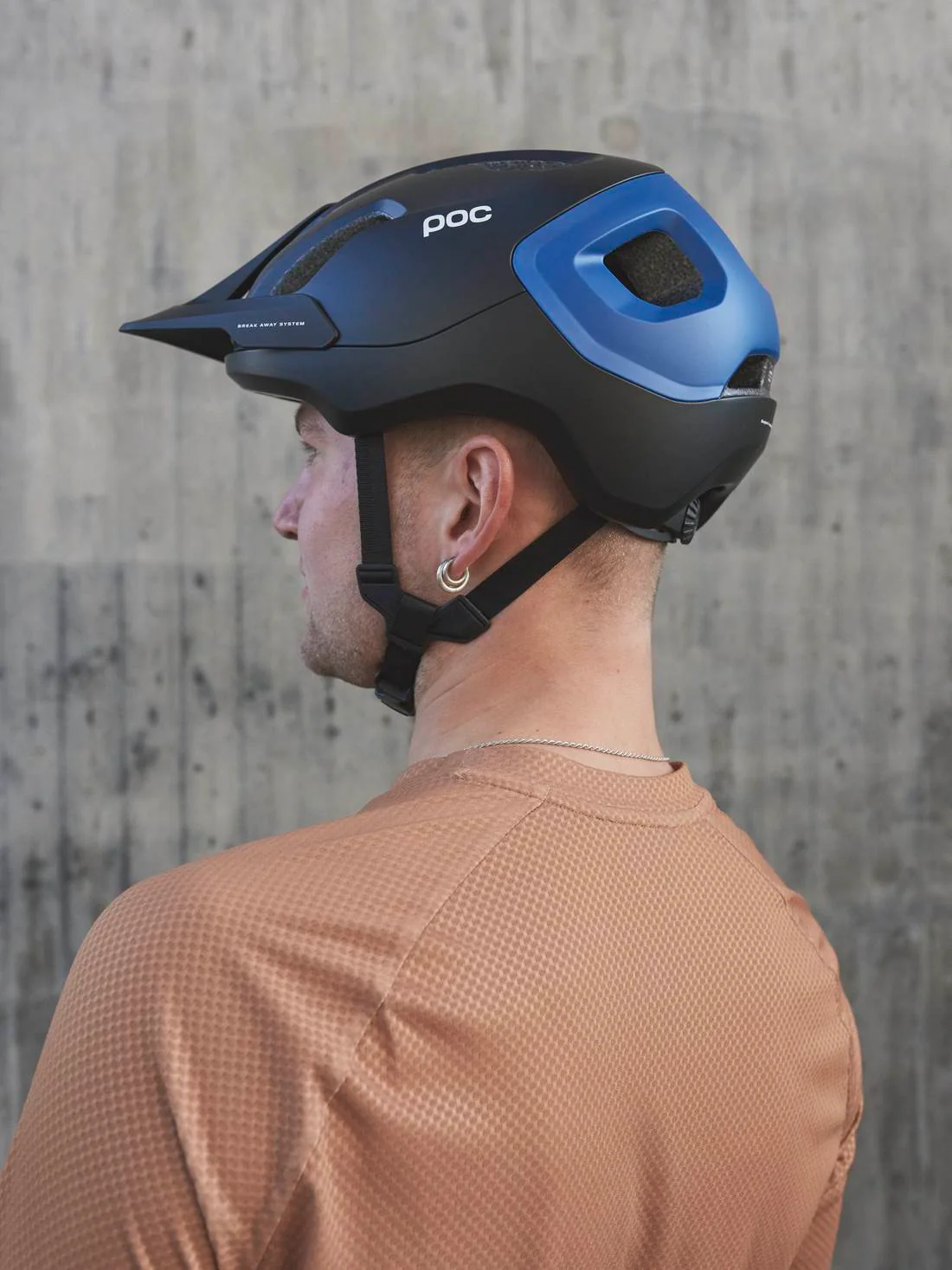 Kask rowerowy POC AXION - Ur. Black/Opal Blue Metallic/Matt - Image 2