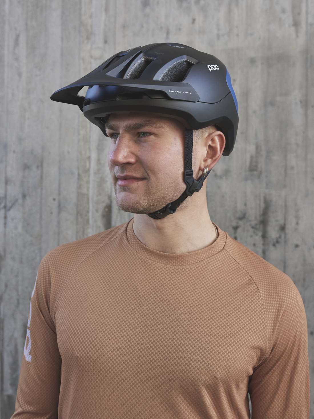 Kask rowerowy POC AXION - Ur. Black/Opal Blue Metallic/Matt - Image 3