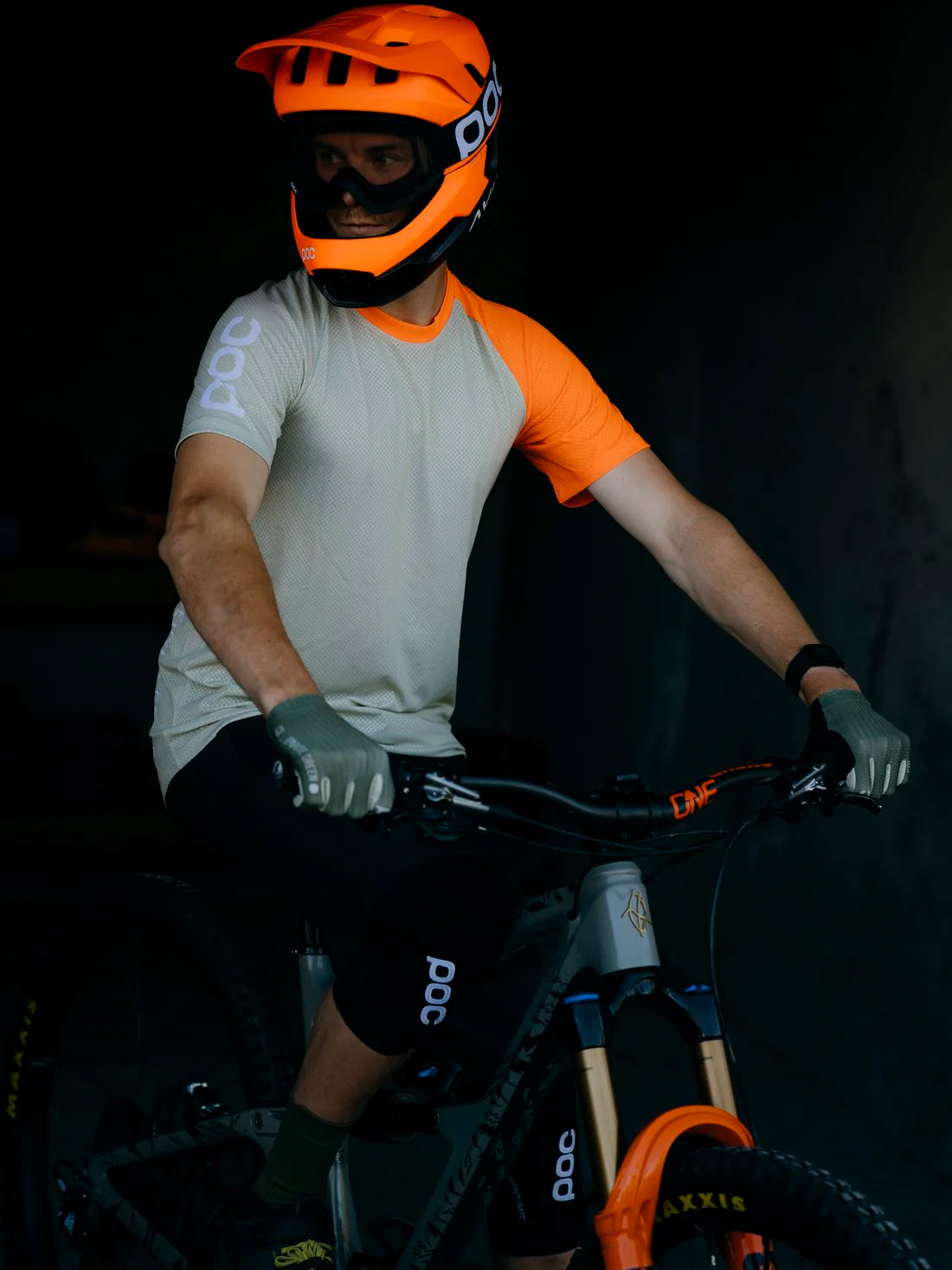 Kask rowerowy POC OTOCON RACE MIPS - Fluo. Orange Avip/Ur. Black Matt - Image 2