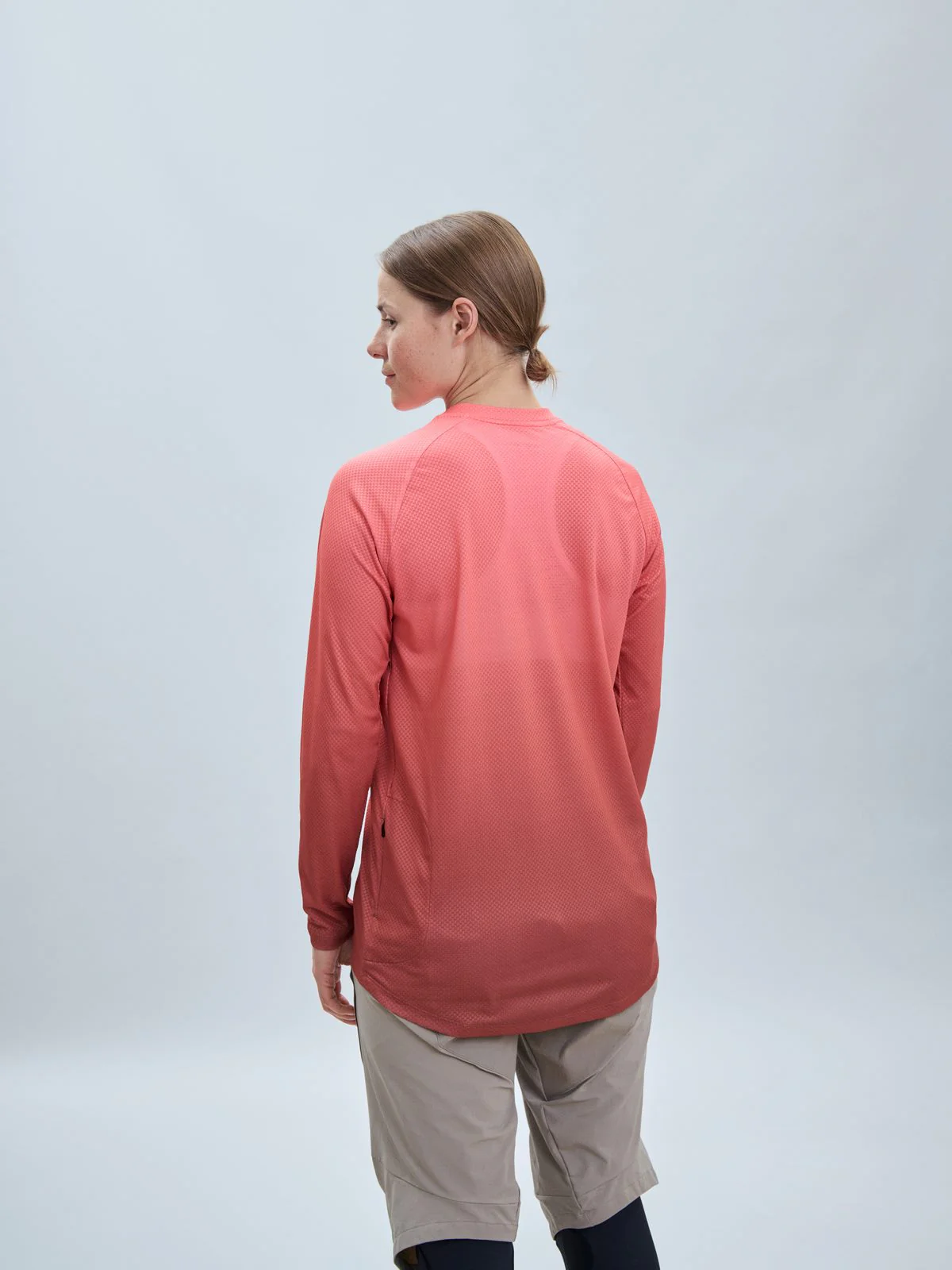 Koszulka rowerowa POC W's Essential MTB Lite LS Jersey - Gradient Ammolite Coral - Image 3