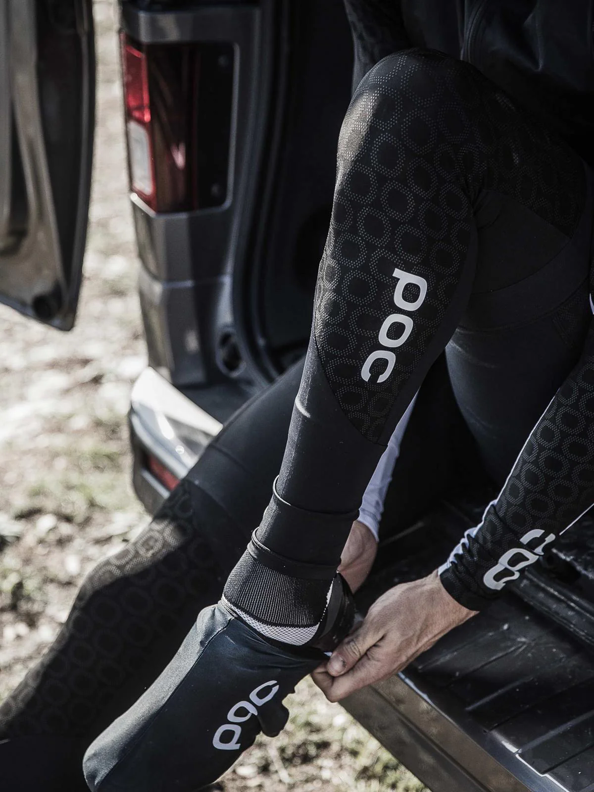 Nogawki rowerowe POC AVIP CERAMIC - Ur. Black - Image 3
