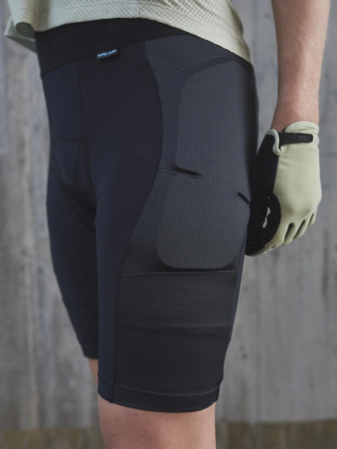 Spodenki ochronne POC SYNOVIA VPD Shorts - Ur. Black - Image 2
