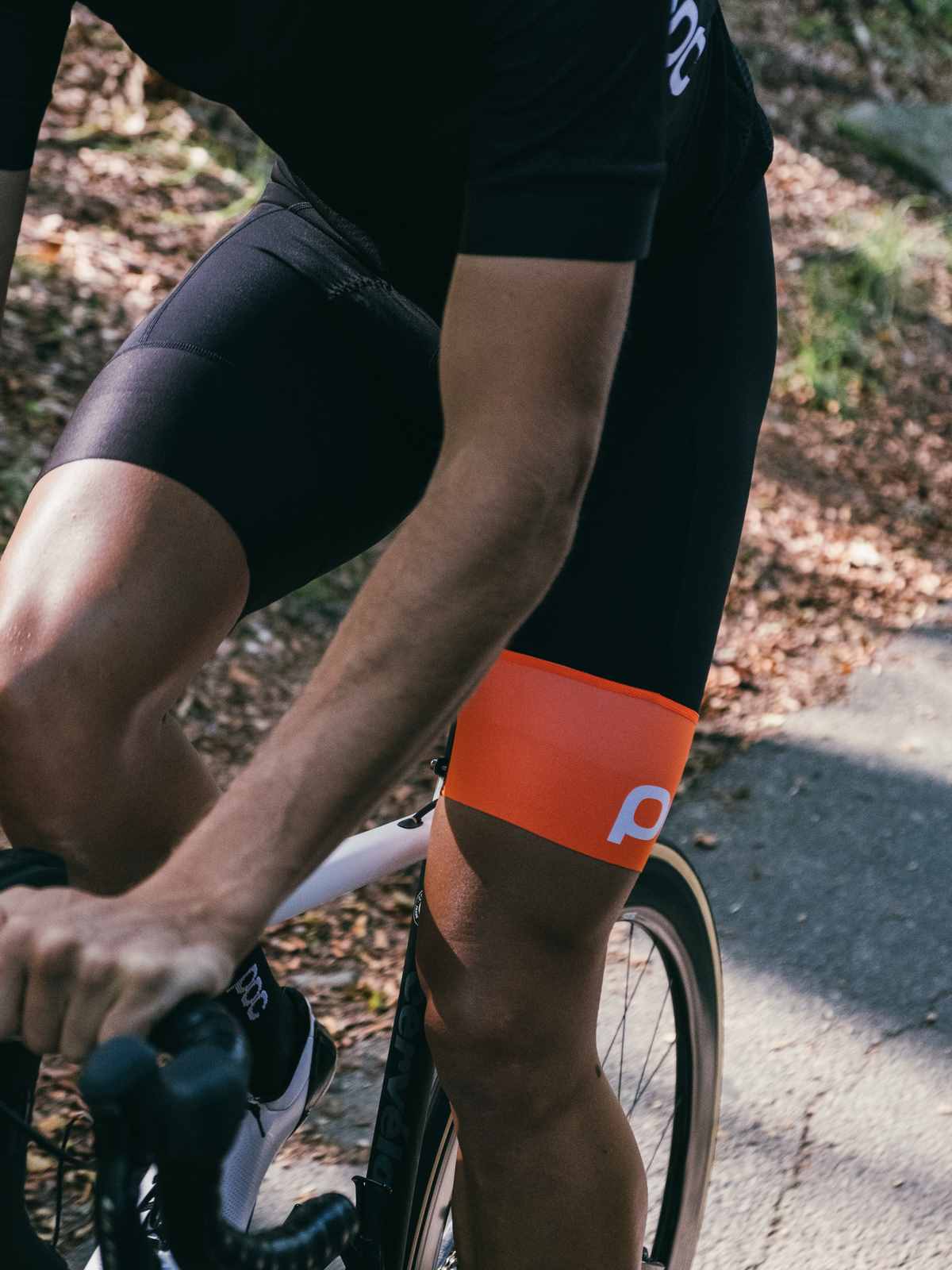 Spodenki rowerowe POC ESSENTIAL ROAD VPDs - Ur. Black/Hydr. White - Image 2