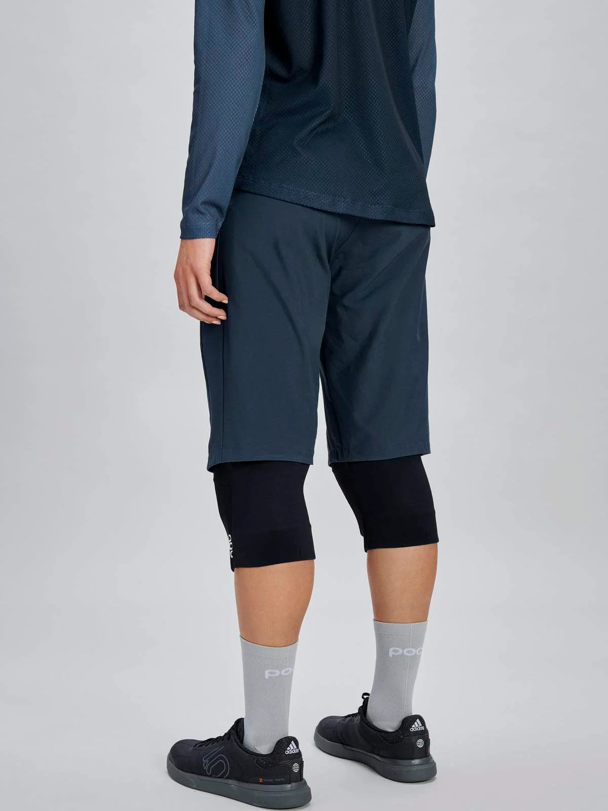 Spodenki rowerowe POC W's Motion Shorts - Apatite Navy - Image 3