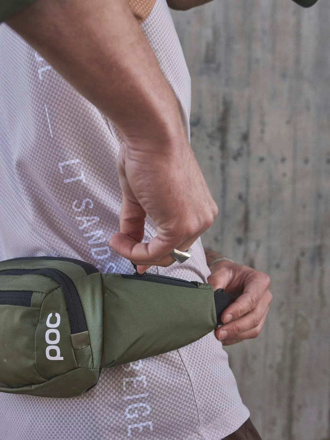 Saszetka biodrowa POC LAMINA HIP Pack - Epid. Green - Image 4