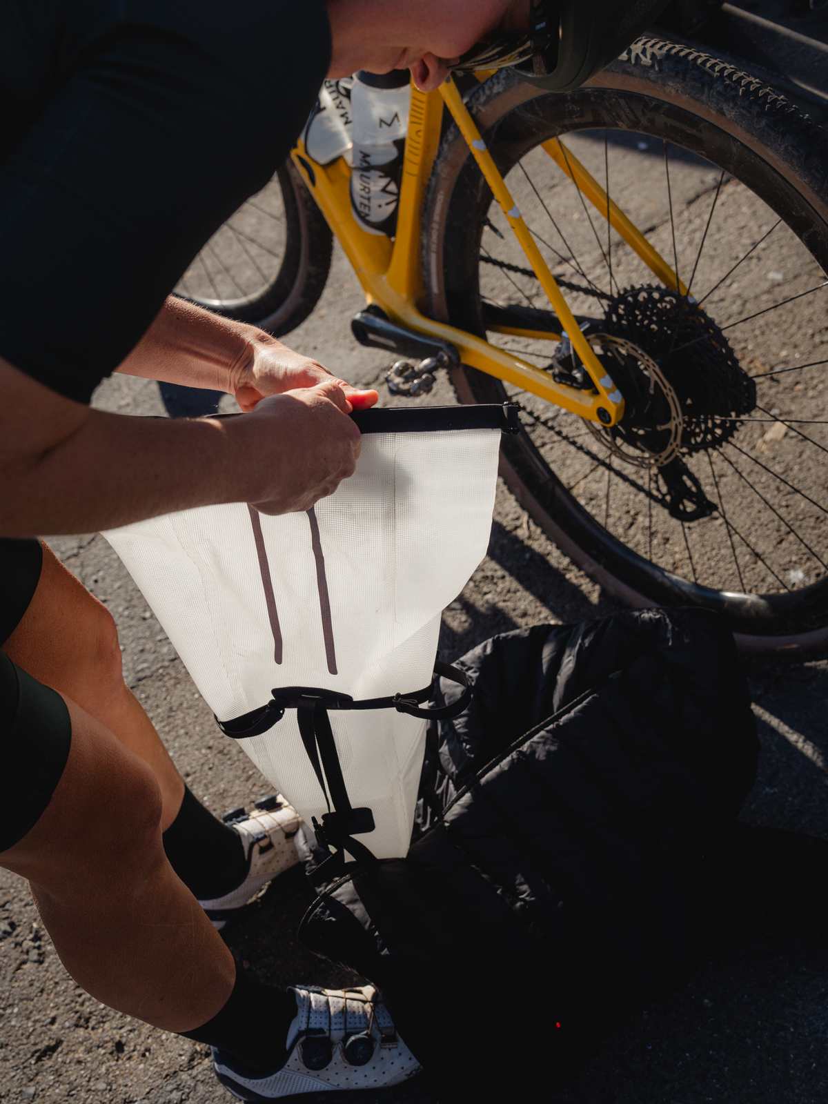 Torba POC Ultra Saddle Bag 7L - Hyd. White Translucent - Image 3